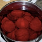 w garnku gotują się buraki pokrojone w plastry