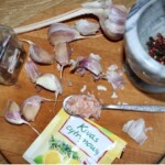 ząbki czosnku na desce kuchennej