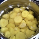 w garnku gotują się ziemniaki