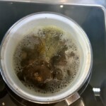 w garnku gotują się suszone grzyby