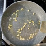na patelni wytapia się słonina pokrojoną w drobną kostkę