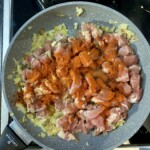 na patelni smaży się mięso pokrojone w kostkę razem z siekaną cebulą