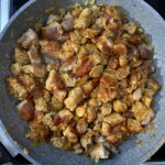 na patelni smaży się mięso pokrojone w kostkę