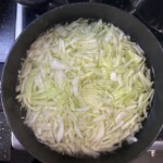 w garnku gotuje się siekana biała kapusta
