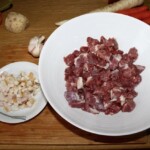 wołowina pokrojona w kostkę w szklanej misce