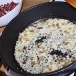 na patelni smaży się pokrojona w kostkę cebula i wędzona słonina