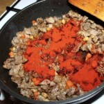 na patelni smaży się mięso pokrojone w kostkę