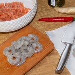 burger z łososia z krewetkami w przygotowaniu