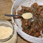 burger z łososia z krewetkami w przygotowaniu