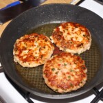 burger z łososia z krewetkami smaży się na patelni