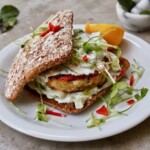 burger z łososia z krewetkami w tajskim stylu podany na talerzu