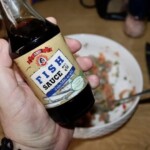 buteleczka sosu rybnego w dłoni