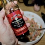 buteleczka sosu ostrygowego w dłoni