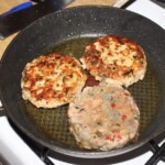 na patelni smażą się burgery z łososia