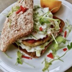 Burger z łososia z krewetkami w tajskim stylu