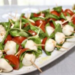 caprese na imprezę podane na talerzu