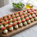 caprese na imprezę podane na desce