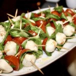 Sałatka caprese w wersji na imprezę na talerzu