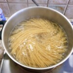 w garnku w wodzie gotuje się makaron spaghetti