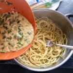 carbonara z klopsikami w trakcie przygotowania