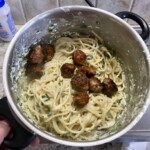 carbonara z klopsikami w trakcie przygotowania