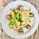 carbonara z klopsikami podana na talerzu