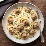 carbonara z klopsikami podana na talerzu