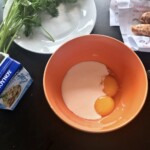 w misce znajdują się dwa rozbite jajka i śmietana słodka