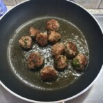 na patelni smażą się klopsiki