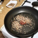 na patelni prażą się suche przyprawy