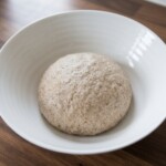ciasto na chleb razowy z kasztanami przed wyrastaniem