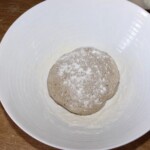 w misce wyrasta ciasto na chleb razowy z kasztanami na miodzie