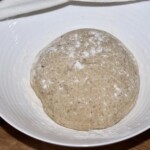 w misce wyrasta ciasto na chleb razowy z kasztanami na miodzie