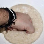 w misce wyrasta ciasto na chleb razowy z kasztanami na miodzie