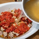 cielęcina zapiekana z makaronem i pomidorami w trakcie przyrządzania