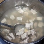 mięso pokrojone w małą kostkę gotuje się w garnku