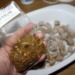 torebka przypraw w dłoni