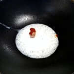 w woku gotuje się mleczko kokosowe