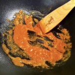 pasta curry smaży się na patelni