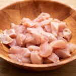 pierś kurczaka pokrojona w małe kawałki do przygotowania curry
