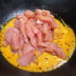 curry z kurczaka w trakcie przygotowania