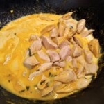 curry z kurczaka w trakcie przygotowania