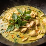 curry z kurczaka w trakcie przygotowania