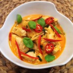 curry z kurczaka podane w misce