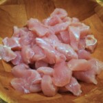 pokrojone w paski mięso z kurczaka w drewnianej misce