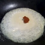 na patelni gotuje się mleczko kokosowe razem z pastą curry