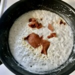 na patelni gotuje się mleczko kokosowe z pastą curry