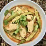 curry z okrą kalafiorem i kurczakiem