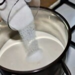 dosypywanie cukru do gotującej się garnku śmietanki