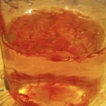 w szklance z wodą rozpuszczony jest szafran